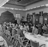 856322 Afbeelding van de genodigden tijdens de lunch in het N.V.-huis te Utrecht ter gelegenheid van de officiële ...